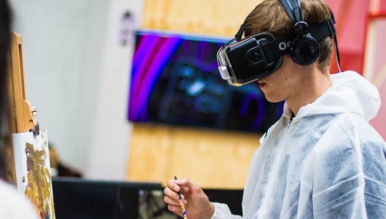 Oculus Go、Vive Proほか新製品続々、AR・VRヘッドセット世界市場「高成長」のワケ