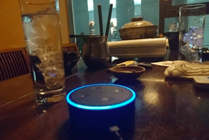 「アレクサ、店員さんを呼んで」音声認識で変わる外食産業の働き方