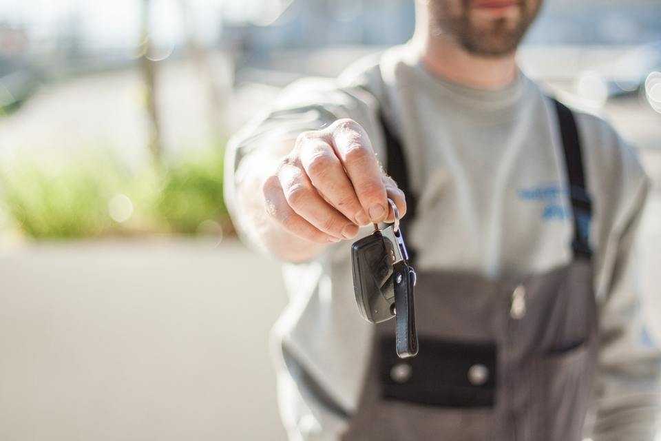 トヨタもBMWもライドシェアへ 「持たない」時代にメーカーはどう生き残るか