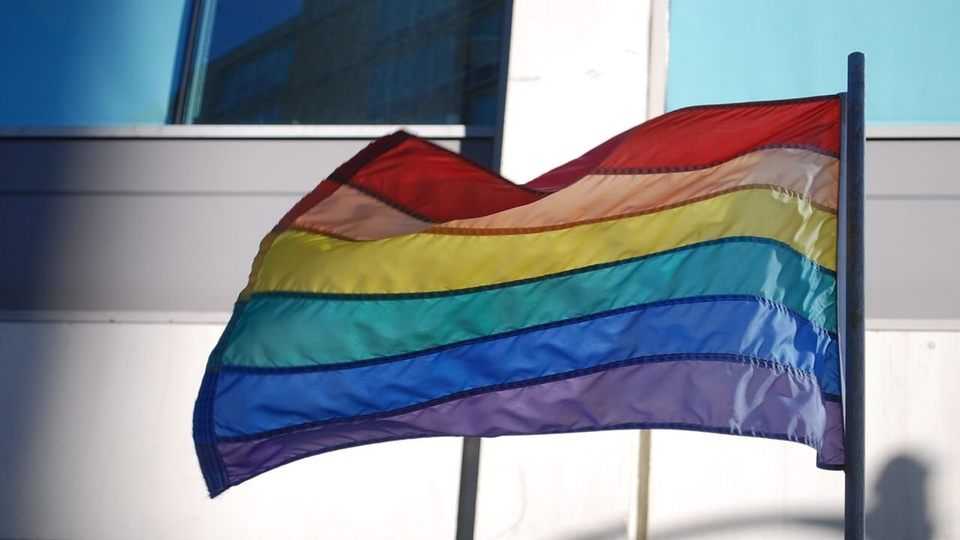 横須賀市「LGBTパートナー制度」2019年から導入へ|LGBTQとは?理解に役立つ映画作品3選とレインボーフラッグについて解説