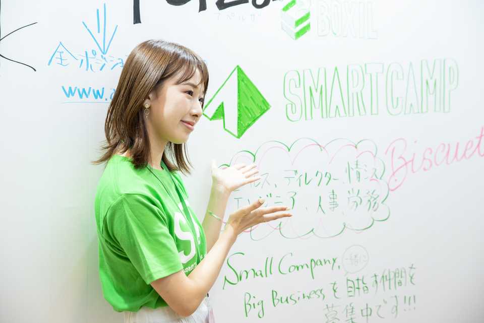 SCTX2019会場に設置した採用ボードに書き込むようす